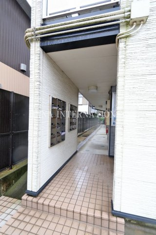 レオパレスシャルムⅡのエントランス