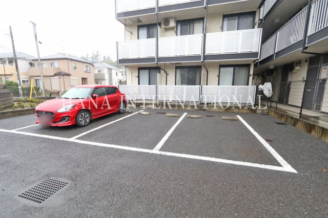 レオパレス所沢航空公園の駐車場