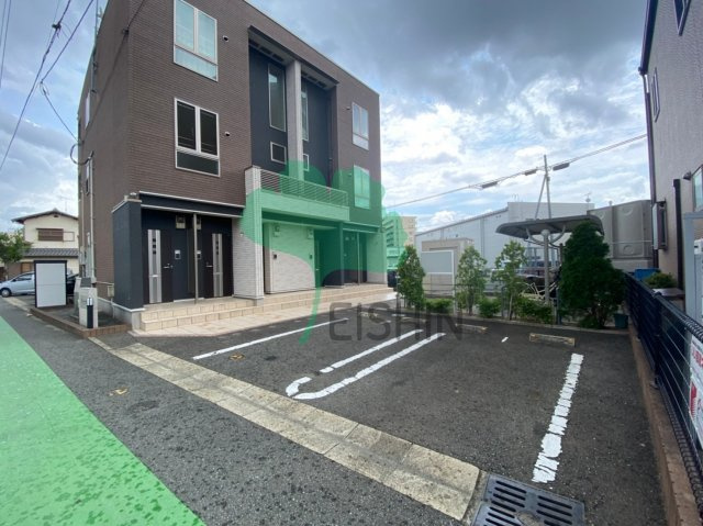 フリーデン11の駐車場