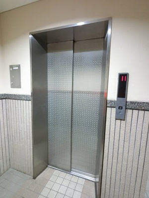 【その他共用部分】 | ライオンズマンション横浜桜木町 | お買い物時やベビーカーの出し入れに便利なエレベーター付です。