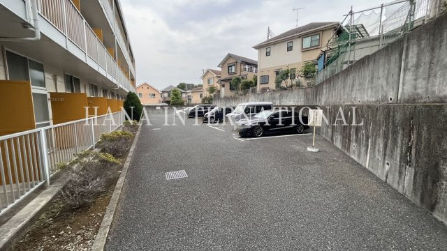 レオパレスパークヒルアオキの駐車場