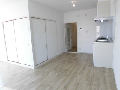 【居間・リビング】 | サンサーラ翁 | おしゃれなフローリングのお部屋です