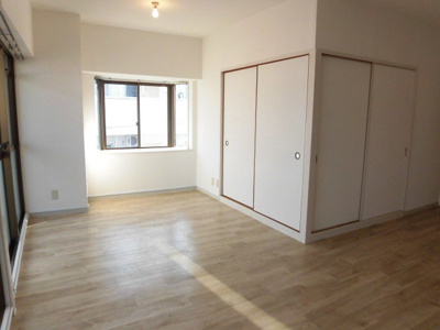 【居間・リビング】 | サンサーラ翁 | 明るく広いリビングです