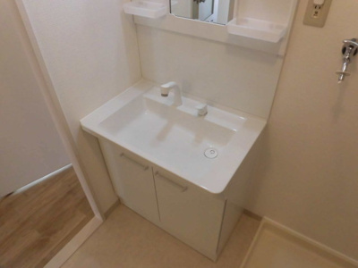 【洗面所】 | サンサーラ翁 | 独立洗面台なので忙しい朝も広々と使えますね