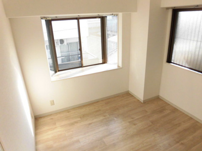 【居間・リビング】 | サンサーラ翁 | 日の光が差し込む綺麗なお部屋です