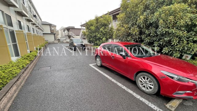 レオパレスエムロードの駐車場