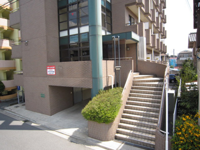 【エントランス】 | ＧＲＥＥＮ ＡＧＥ駐車場（バイク）