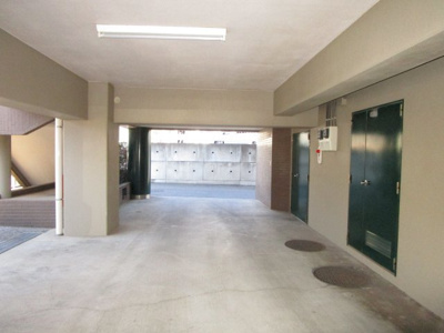 【エントランス】 | ＧＲＥＥＮ ＡＧＥ駐車場（バイク）