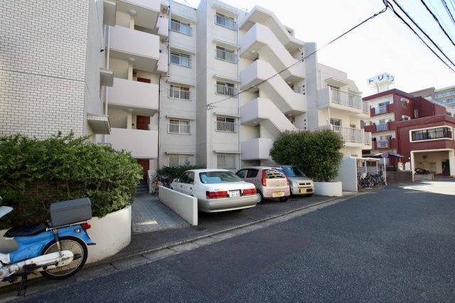 エクレール大橋東の駐車場