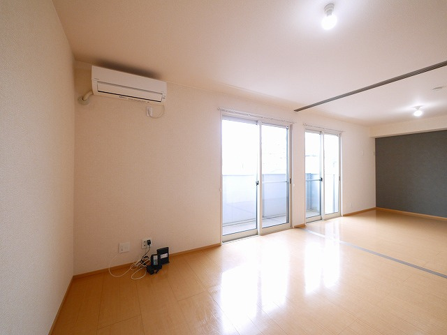 グランシャリオⅠの居間・リビング|ゆったり過ごせる居間です