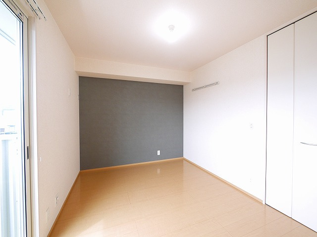 グランシャリオⅠの寝室|広くて明るい寝室