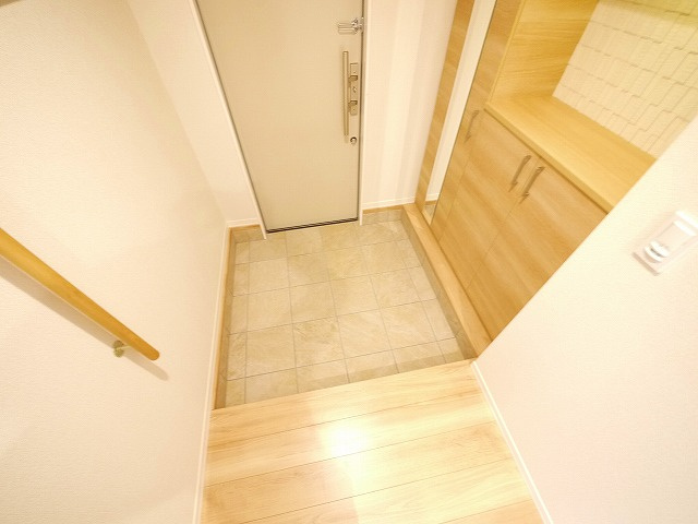 リヴィエール法華寺の玄関|収納もある玄関です