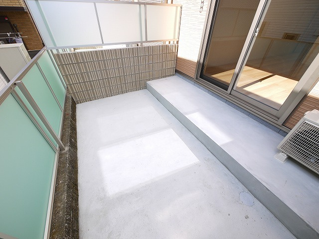 リヴィエール法華寺のバルコニー|外からの目が気にならないバルコニーで洗濯物が干せます