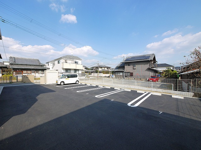 リヴィエール法華寺の駐車場|広いカースペースがあります