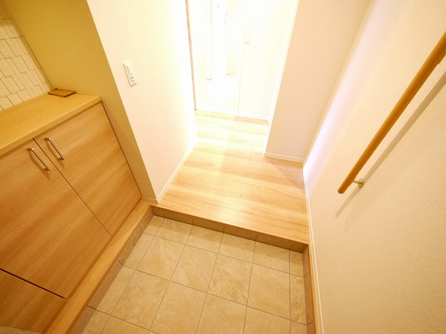 リヴィエール法華寺の玄関|明るい玄関です