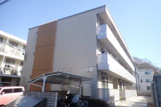 【外観】 | 積水ハウス施工の賃貸住宅シャーメゾン♪小田急小田原線「柿生」駅より徒歩10分！小田急多摩線「五月台」駅も徒歩圏内！2駅2沿線利用可能で通勤通学・お買物にも便利な立地です☆