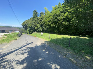 【前面道路含む現地写真】 | 敷地面積約105坪！間口が広く駐車スペースも多数確保できます。