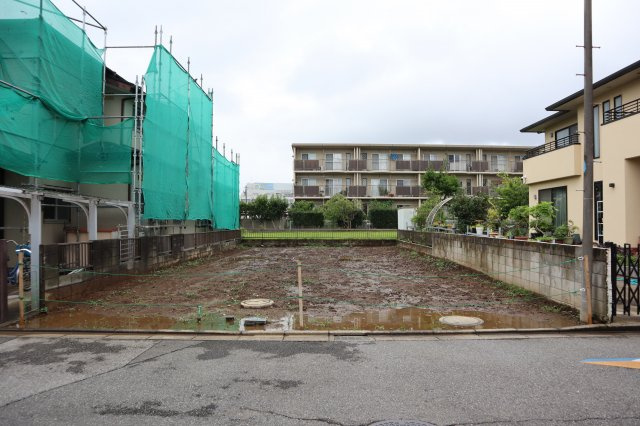 谷津２丁目　売地の前面道路含む現地写真|谷津２丁目　売地　更地　建築条件なし　谷津駅徒歩７分の立地　南東側６ｍ公道面　間口約９ｍ　