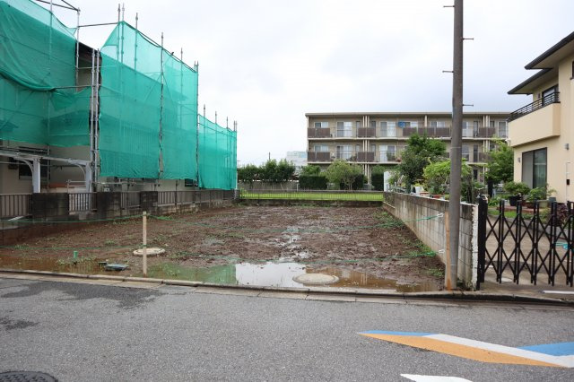 谷津２丁目　売地の前面道路含む現地写真|谷津２丁目　売地　更地　建築条件なし　谷津駅徒歩７分の立地　南東側６ｍ公道面　間口約９ｍ　
