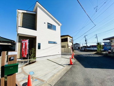 【外観】 | ♪建物完成！陽当たり良好！カースペース２台♪売主直売／仲介手数料不要！菖蒲沢新築１棟 | 青空の映える陽当りの良い区画(*'▽')前面は交通量の少ない幅員約５ｍの道路となっております。