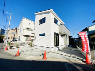 【外観】 | 南側は幅約4ｍの隣地通路につき、南西角地のような開放感と陽当たりが期待できます♪