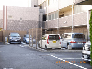 【その他共用部分】 | 敷地内に、広々した駐車場があります。