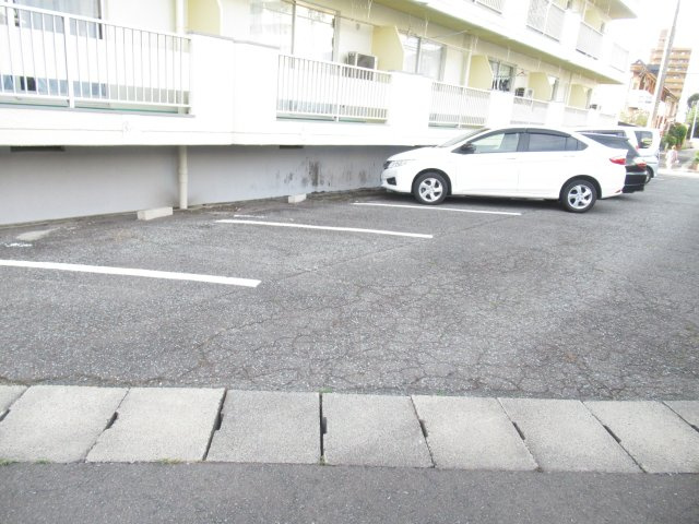 半田コーポの駐車場