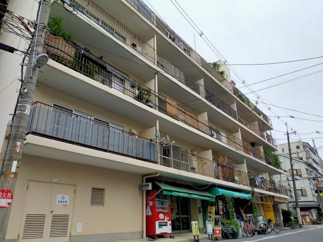 緑橋パインリッチの外観|駅が近く、生活便利な場所です。1階にはカフェもありますので、休日にはほっと一息入れるのも素敵ですね♪