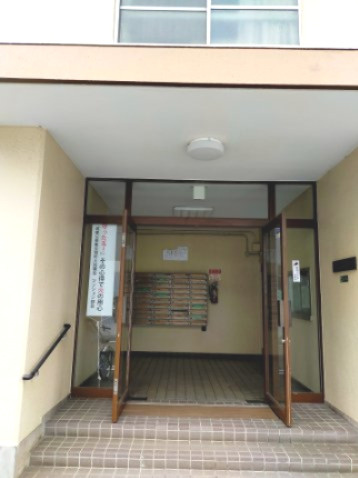 緑橋パインリッチのエントランス|築年は経過しておりますが、清潔感のある、お手入れのなされたマンションです♪