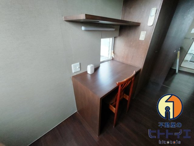 ニイハウスの洋室|デスクが備え付けられています