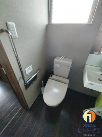 ニイハウスのトイレ|落ち着いた色調のトイレです