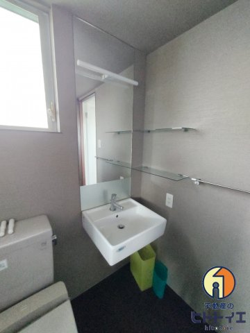 ニイハウスの洗面所|ゆったりとスペースのある洗面所