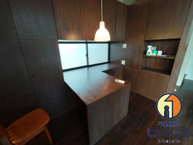 ニイハウスの居間・リビング|リビングにも作業スペースがございます