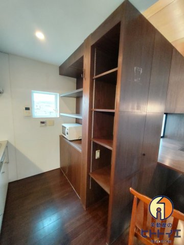 ニイハウスのキッチン|キッチンにも収納スペースが備え付けられております