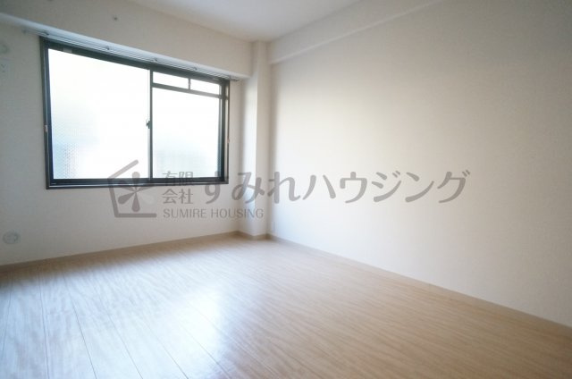 カーサ・ドゥ・テソロの洋室|参考、同建物・反転間取りの号室