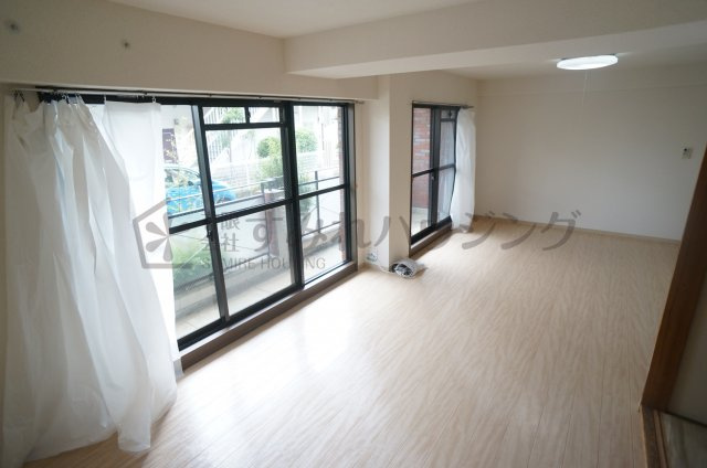 カーサ・ドゥ・テソロの居間・リビング|参考、同建物・反転間取りの号室