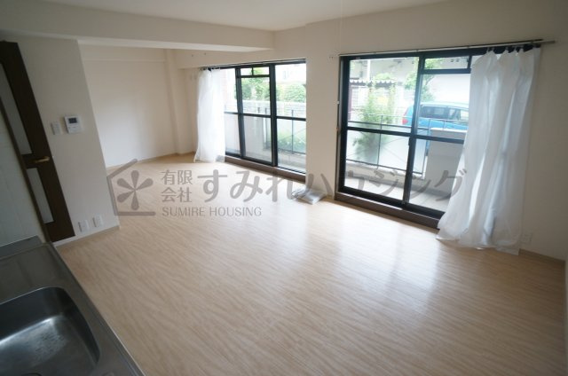 カーサ・ドゥ・テソロの居間・リビング|参考、同建物・反転間取りの号室