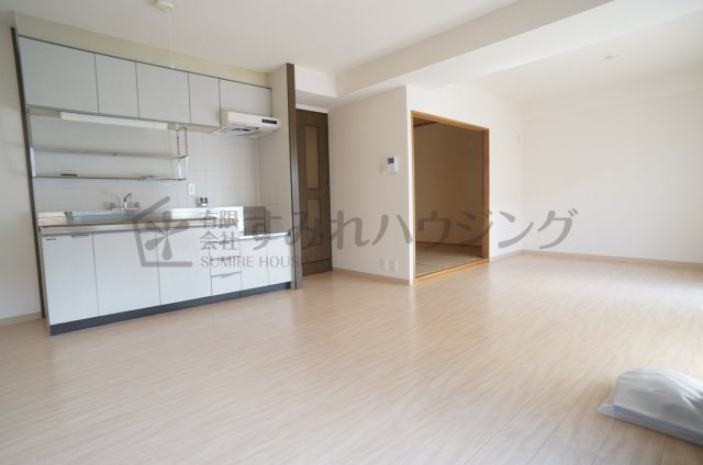 カーサ・ドゥ・テソロの居間・リビング|参考、同建物・反転間取りの号室