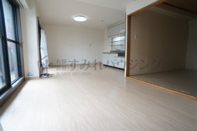 カーサ・ドゥ・テソロの居間・リビング|参考、同建物・反転間取りの号室