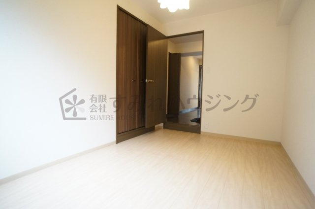 カーサ・ドゥ・テソロの寝室|参考、同建物・反転間取りの号室