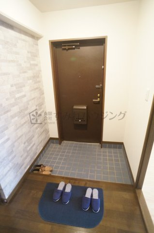 カーサ・ドゥ・テソロの玄関|参考、同建物・反転間取りの号室