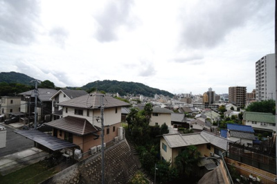 【展望】 | 【上質リノベ】エルコンセ牛田旭 | 【四季を感じる】
四季の移ろい・爽やかな青空や風を感じられ
自然を愉しめるパノラマビュー。
毎日の暮らしに余裕を感じさせてくれる、
遮る物の無い開放的な眺望を是非、ご堪能ください。