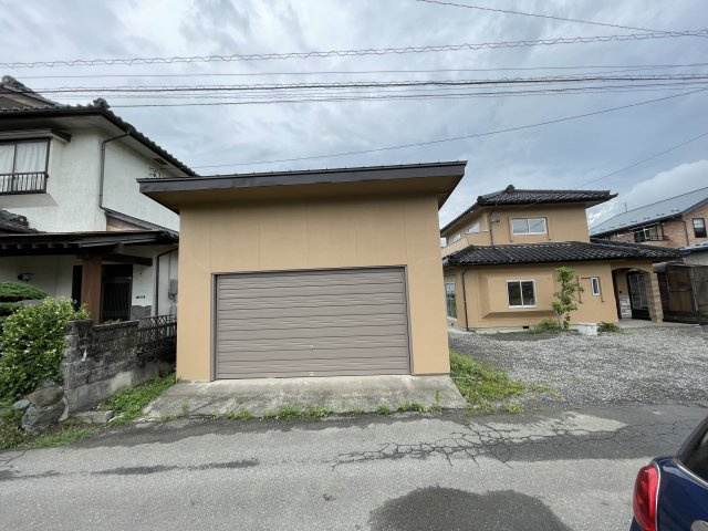 南箕輪村リノベーション住宅の駐車場|駐車スペースのほか、駐車場付き。愛車はもちろん、自転車等。雨の日の遊び場にも