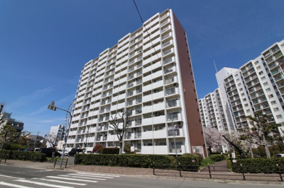 【外観】 | 天保山第五コーポ二号棟 | ■SRC造14階、総戸数172戸の管理体制良好なマンション。公園や小学校も近い緑豊かな住宅地