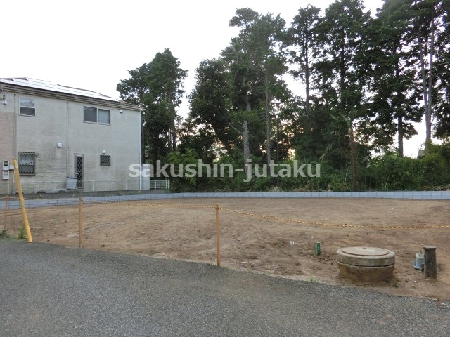 実籾本郷　売地の前面道路含む現地写真|実籾本郷　売地　実測68.32坪　東南側道路面　間口17ｍ　建築条件なし　更地につき即建築可