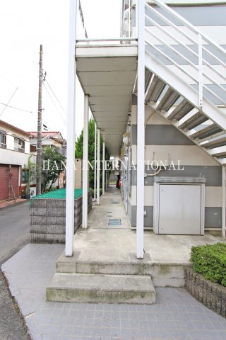 レオパレスＥＣＨＯ２００３のエントランス