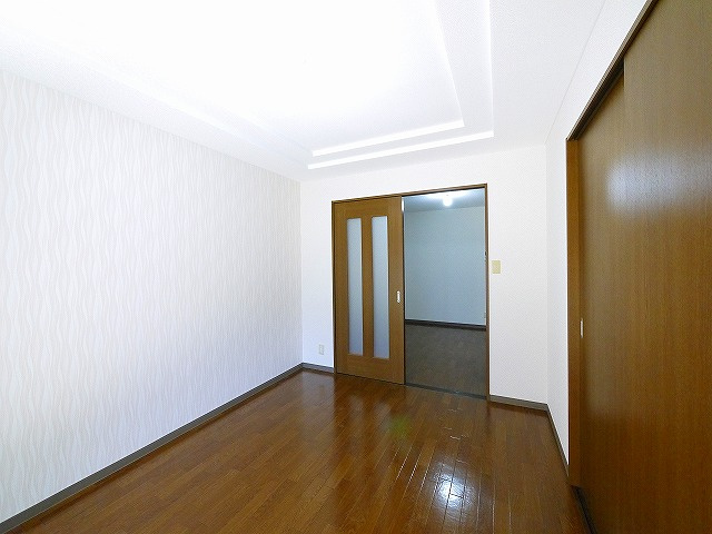 アベニール（二階堂上ノ庄町）の洋室|明るい洋室です