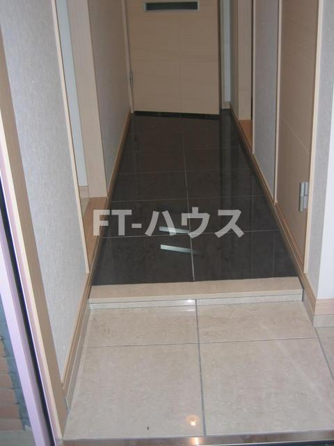 ブランドールヒルズ幕張４０２の玄関|豪華な大理石の床