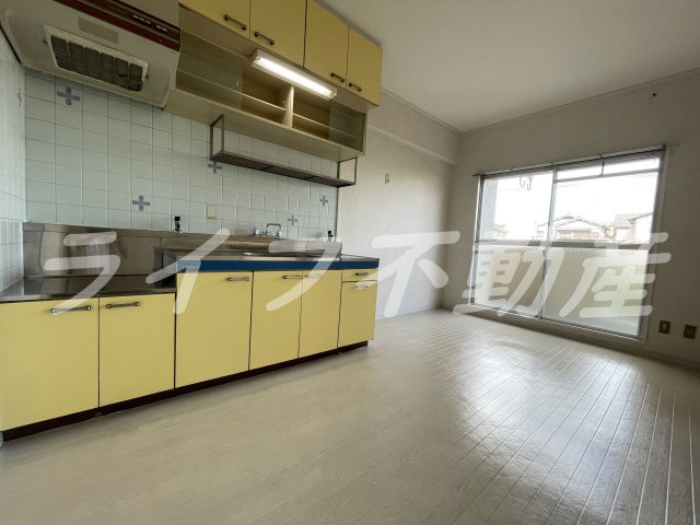 メゾンドール水野の居間・リビング|こちらのリビングで趣味の時間をお楽しみください