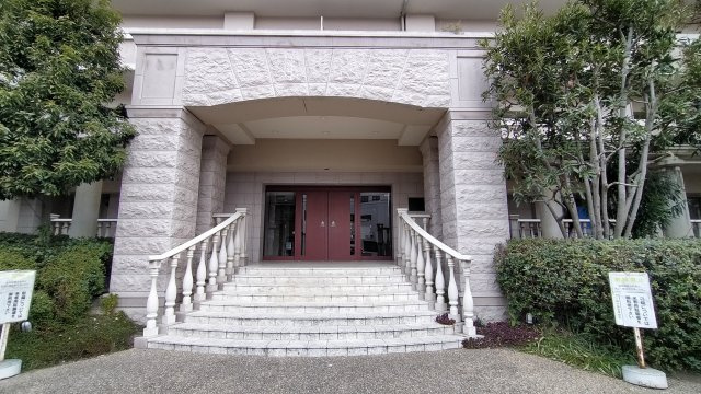 リバーガーデン森の城のエントランス|２４時間有人管理・オートロックマンションです。管理体制良好で、安心して暮らせます♪